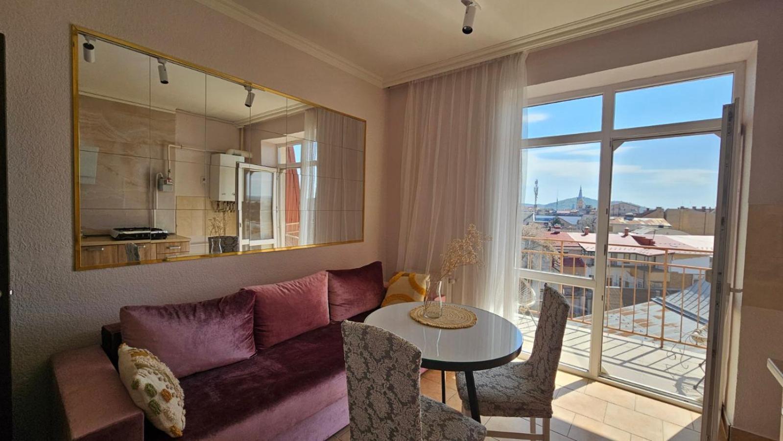 Soft Pink Apartment Mukacheve Exterior photo